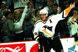 Podívejte se na jeho první branku v NHL, kterou vstřelil 7. října 1990. Penguins tehdy vyhráli 7:4 nad New Jersey.