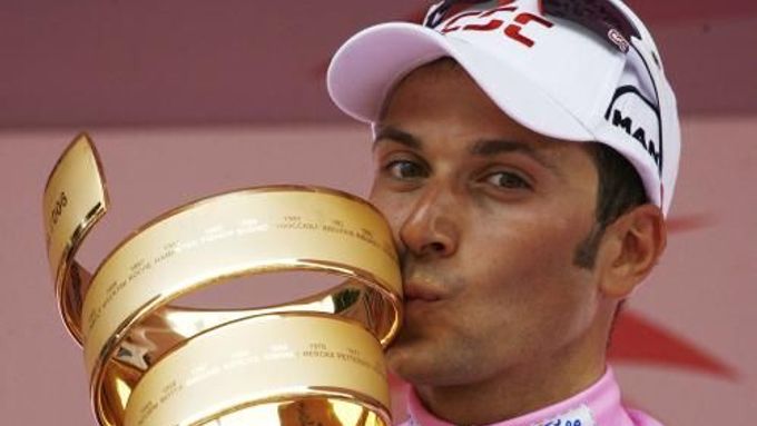 Ivan Basso líbá trofej pro vítěze Gira.