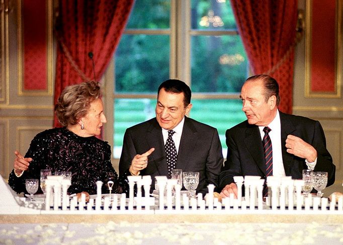 Husní Mubarak a francouzský prezident Jacques Chirac poslouchají první dámu Francie Bernadette Chiracovou na společné večeři v Elysejském paláci 18. května 1998.