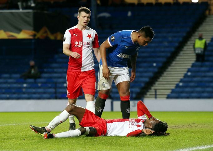 Peter Olayinka zůstal na zemi po faulu soupeře, Alfredo Morelos mu šel ještě vynadat...