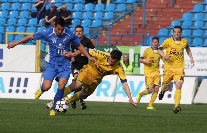 Fotbal, Baník - Jihlava: faulovaný Milan Baroš