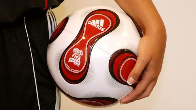 Jedním z těch, kteří nabádají FIFA k rychlému řešení skandálu, je i Adidas, který vyrábí míče pro MS.