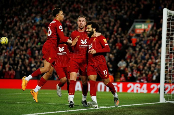 Premier League 2019/20, Liverpool - Tottenham: Mohamed Salah se spoluhráči oslavuje druhý gól svého týmu.