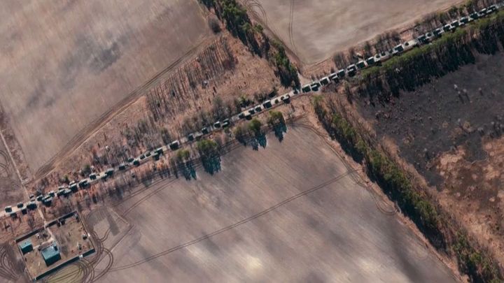 Vojenské monstrum před Kyjevem v unikátním videu. Takto vypadá 70kilometrový konvoj; Zdroj foto: Associated Press