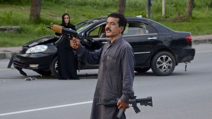 Ozbrojený Pákistánec v centru Islámábádu