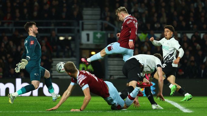 Tomáš Souček v pádu sleduje, jak Jarrod Bowen proměňuje jeho přihrávku hlavou v úvodní gól West Hamu při utkání Anglického poháru proti Derby County