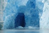 Patagonské ledovcové jeskyně / ARGENTINA Na nejvzdálenějším jižním cípu Argentiny se nachází Patagonie, která je domovem Národního ledovcového parku, ve kterém můžeme najít ty nejpůsobivější ledovcové útvary. Mezi nejzajímavější ledovcové útvary patří ledovcové jeskyně, které byly vytvořeny tekoucí vodou uvnitř nebo na povrchu ledovce. Podobné jeskyně můžeme také  nalézt na Islandu, v Norsku, na Aljašce nebo na Novém Zélandu.