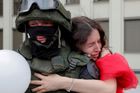 Tuto fotografii vybrala agentura Reuters mezi nejlepší snímky roku 2020. Demonstrantka 14.srpna objímá před budovou vlády v Minsku příslušníka speciálních jednotek.