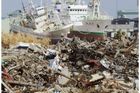 Na prvním snímku ze 14. března je vidět pohroma, kterou tsunami napáchala v přístavním městě Higaši-Matušima v prefektuře Mijagi. Druhá fotografie byla pořízena 3. června a poslední 1. září.
