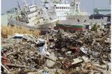 Na prvním snímku ze 14. března je vidět pohroma, kterou tsunami napáchala v přístavním městě Higaši-Matušima v prefektuře Mijagi. Druhá fotografie byla pořízena 3. června a poslední 1. září.