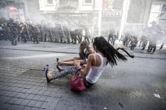 Policie v Istanbulu rozehnala gay pride vodními děly