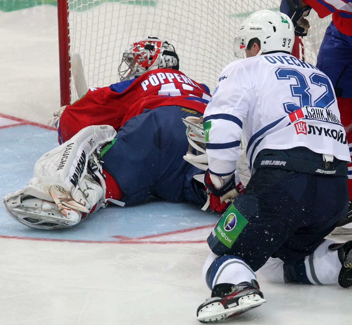 Hokejista Dynama Moskva Alexandr Ovečkin v šanci na Tomáše Pöpperleho v utkání KHL 2012/13 proti Lvu Praha.