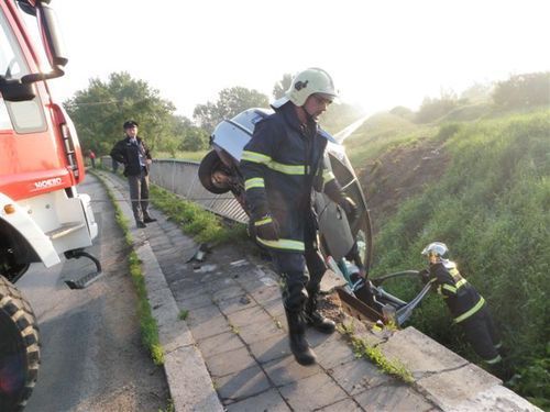 Auto prorazilo u Měnína na Brněnsku most
