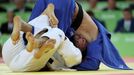 OH 2016, judo do 100 kg, semifinále: Lukáš Krpálek (v modrém) a Cyrille Maret (FRA)