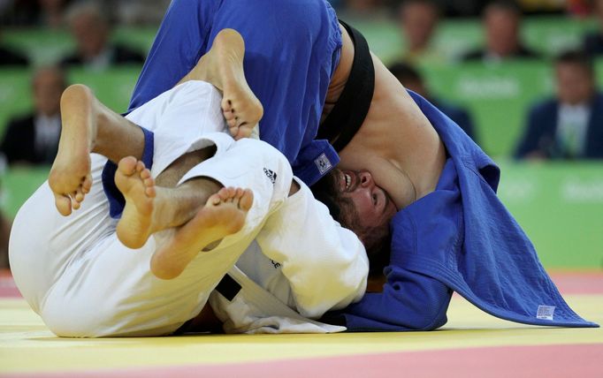 OH 2016, judo do 100 kg, semifinále: Lukáš Krpálek (v modrém) a Cyrille Maret (FRA)