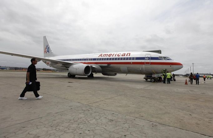 Luis Salgado, nicknamed Chucho, walks to board a plane to Miami, at the Havana airport, March 13, 2013. Chucho was granted a U.S. visa based on his father's status as legal resident in Texas, and he was reunited in Miami with his father, Jesus Salgado, who had escaped Cuba on a frail boat ten years earlier. The Salgados are among many Cubans taking advantage of Cuba's new travel policy in place since last January, which allows citizens to leave the country with just a passport and no need for much-hated exit visas required since 1961. Picture taken March 13, 2013. REUTERS/Desmond Boylan (CUBA - Tags: POLITICS SOCIETY) Published: Dub. 11, 2013, 1:51 odp.