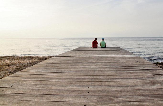 "Snímky byly pořízeny na pláži na Kypru, ve městě Paphos, zachytit jsem se snažila vztah dětí a moře, respektive jejich radost z pobytu na pláži a u moře, žádný organizovaný čas, prostě volné dětské hraní si," napsala paní Dimunová.