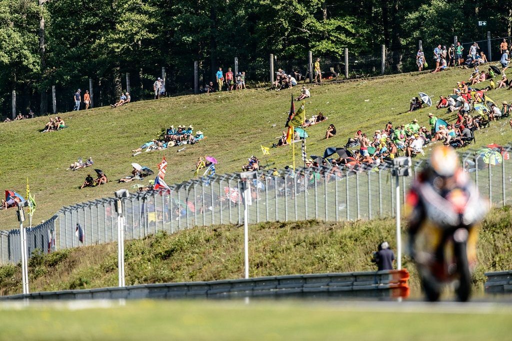 Velká cena Brna silničních motocyklů, kvalifikace (atmosféra)