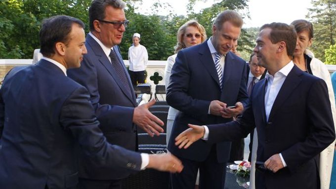 Arkadij Dvorkovič (vlevo) se zdraví s bývalým ruským prezidentem a nynějším místopředsedou ruské bezpečnostní rady Dmitrijem Medveděvem