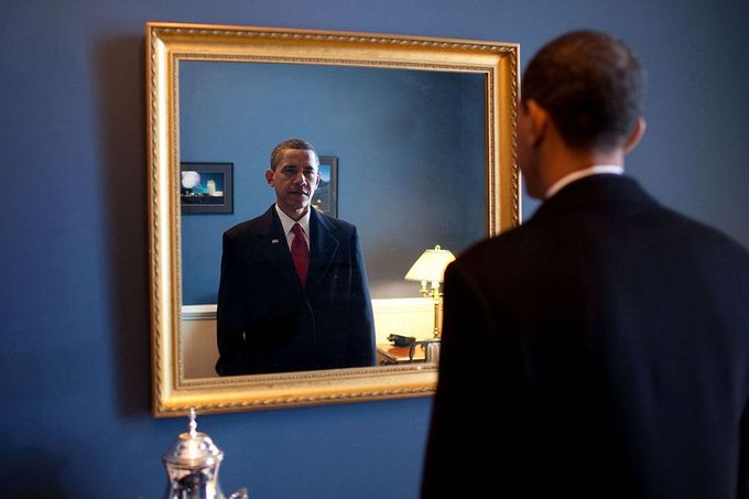 Barack Obama před zrcadlem v Bílém domě.