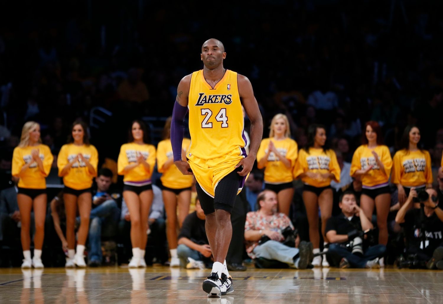 Basketbalista Los Angeles Lakers Kobe Bryant v utkání NBA 2012/13 proti Dallasu Maverics.