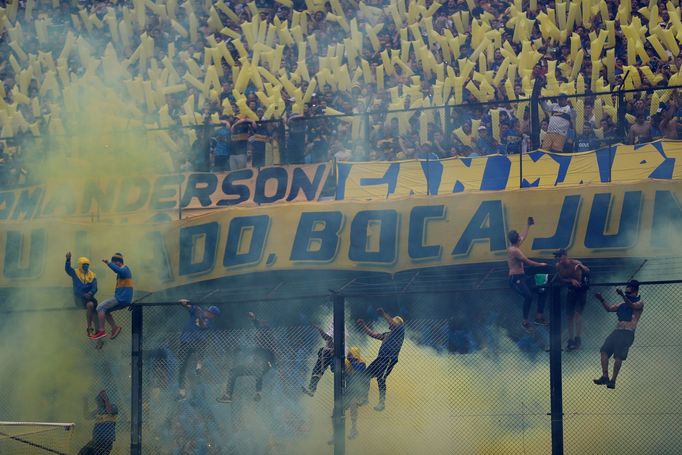 Fanoušci brazilského klubu Boca Juniiors zdraví své hráče před zápasem prvního kola Poháru osvoboditelů.