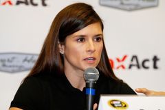 Vybíjená v NASCAR: Na "kapesním oválu" řádila i kráska Danica