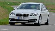 BMW M550d Touring - Kolik turbodmychadel je dost? Jedno, dvě? Podle BMW to jsou hned tři. Trojitě přeplňovaný naftový šestiválec totiž produkuje šílených 381 koní, což znamená pro tento odcházející model stovku za 4,9 sekundy, ale zároveň průměrnou spotřebu jen 6,3 litru nafty na 100 km. Tedy podle tabulky. Cena: 2 312 700 Kč.