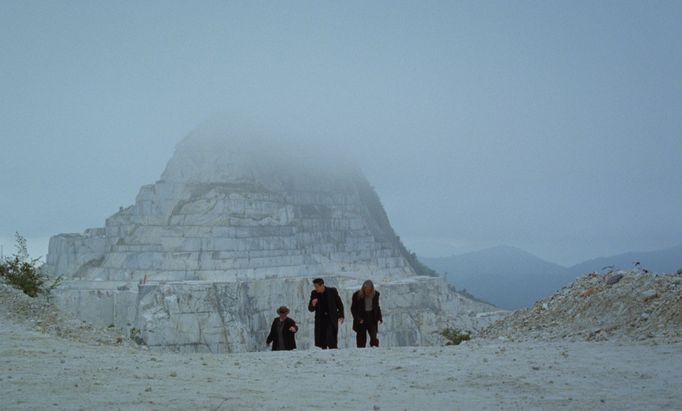 Snímek z Brutalisty.