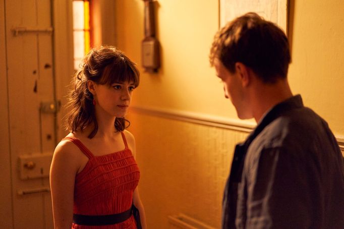 Daisy Edgar-Jonesová jako Marianne a Paul Mescal v roli Connella.