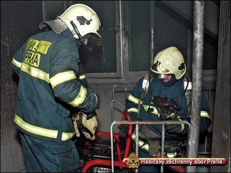 Hasiči zasahují při požáru na Jižním Městě v Praze