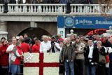 Angličtí fanoušci pokládají věnce u hrobu neznámého vojína před zápasem Ruska s Anglií.