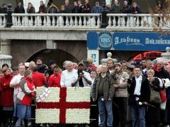 Angličtí fanoušci pokládají věnce u hrobu neznámého vojína před zápasem Ruska s Anglií.