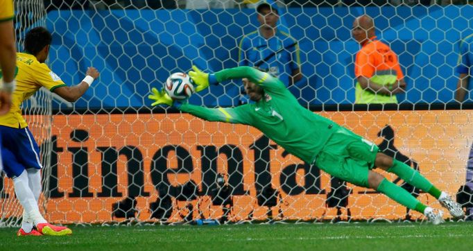 Croatia's Stipe Pletikosa almost saves ball shot by Brazil's Neymar (L) during their 2014 World Cup opening match at the Corinthians arena in Sao Paulo June 12, 2014. REU