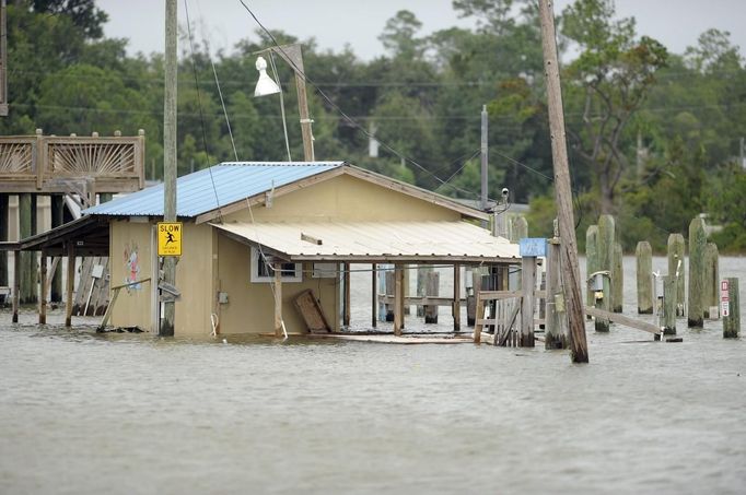 Water floods the bait shop at the Ocean Springs Harbor as Hurricane Isaac approaches Ocean Springs, Mississippi, August 28, 2012. Photo taken August 28, 2012. REUTERS/Michael Spooneybarger (UNITED STATES - Tags: ENVIRONMENT DISASTER) Published: Srp. 29, 2012, 11:24 dop.