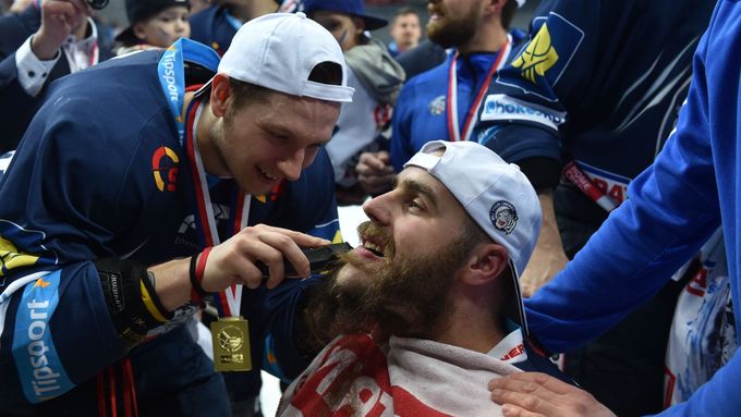 Podívejte se, jak hokejisté Liberce slavili historicky první extraligový titul Bílých Tygrů po výhře v dlouhatánském sedmém finále na ledě pražské Sparty.