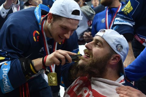 ELH, 6. finále Sparta-Liberec: oslavy Liberce - holení Jana Výtiska