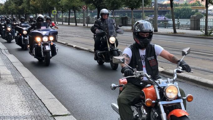 Pět set Pekelných andělů projelo Prahou, aby ucitili památku motorkáře