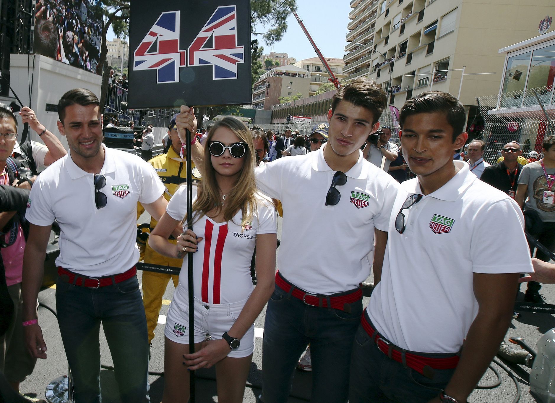 F1, VC Monaka 2015: britská modelka Cara Delevingneová s číslem Lewise Hamiltona a grid boys