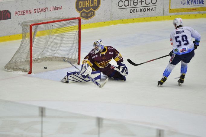 6. finále, Chance liga, HC Dukla Jihlava - HC Rytíři Kladno: Adam Kubík střílí vítězný gól Kladna