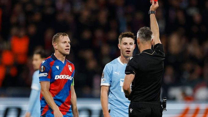 Červená a ven. Poslední vteřiny Lasse Berga Johnsena na hřišti.