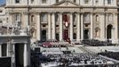 Crowds fill Saint Peter's Square for the inaugural mass of Pope Francis at the Vatican, March 19, 2013. Pope Francis celebrates his inaugural mass on Tuesday among political and religious leaders from around the world and amid a wave of hope for a renewal of the scandal-plagued Roman Catholic Church. REUTERS/Tony Gentile (VATICAN - Tags: RELIGION POLITICS CITYSCAPE) Published: Bře. 19, 2013, 9:27 dop.