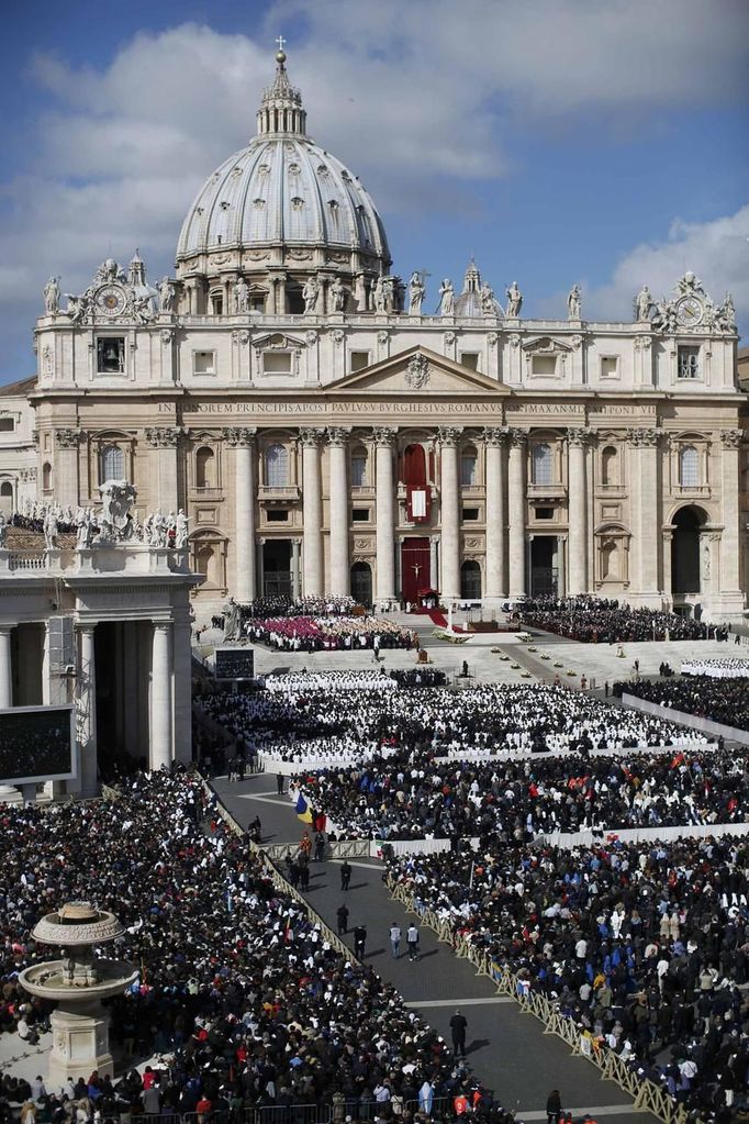 Crowds fill Saint Peter's Square for the inaugural mass of Pope Francis at the Vatican, March 19, 2013. Pope Francis celebrates his inaugural mass on Tuesday among political and religious leaders from around the world and amid a wave of hope for a renewal of the scandal-plagued Roman Catholic Church. REUTERS/Tony Gentile (VATICAN - Tags: RELIGION POLITICS CITYSCAPE) Published: Bře. 19, 2013, 9:27 dop.