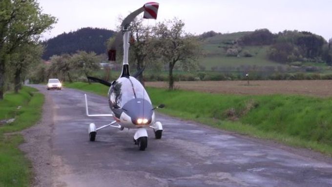 Vírníky kombinují vlastnosti letadla a vrtulníku. Prototyp GyroMotion má jako první takový stroj homologaci i pro silniční provoz.
