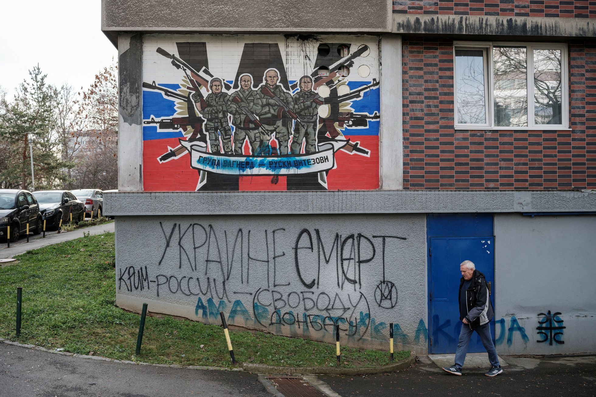 Smrt Ukrajině, Krym Rusku, Svobodu Donbasu a Wagnerovci jako vítězové. Nápisy a kresba na zdi v Bělehradě.