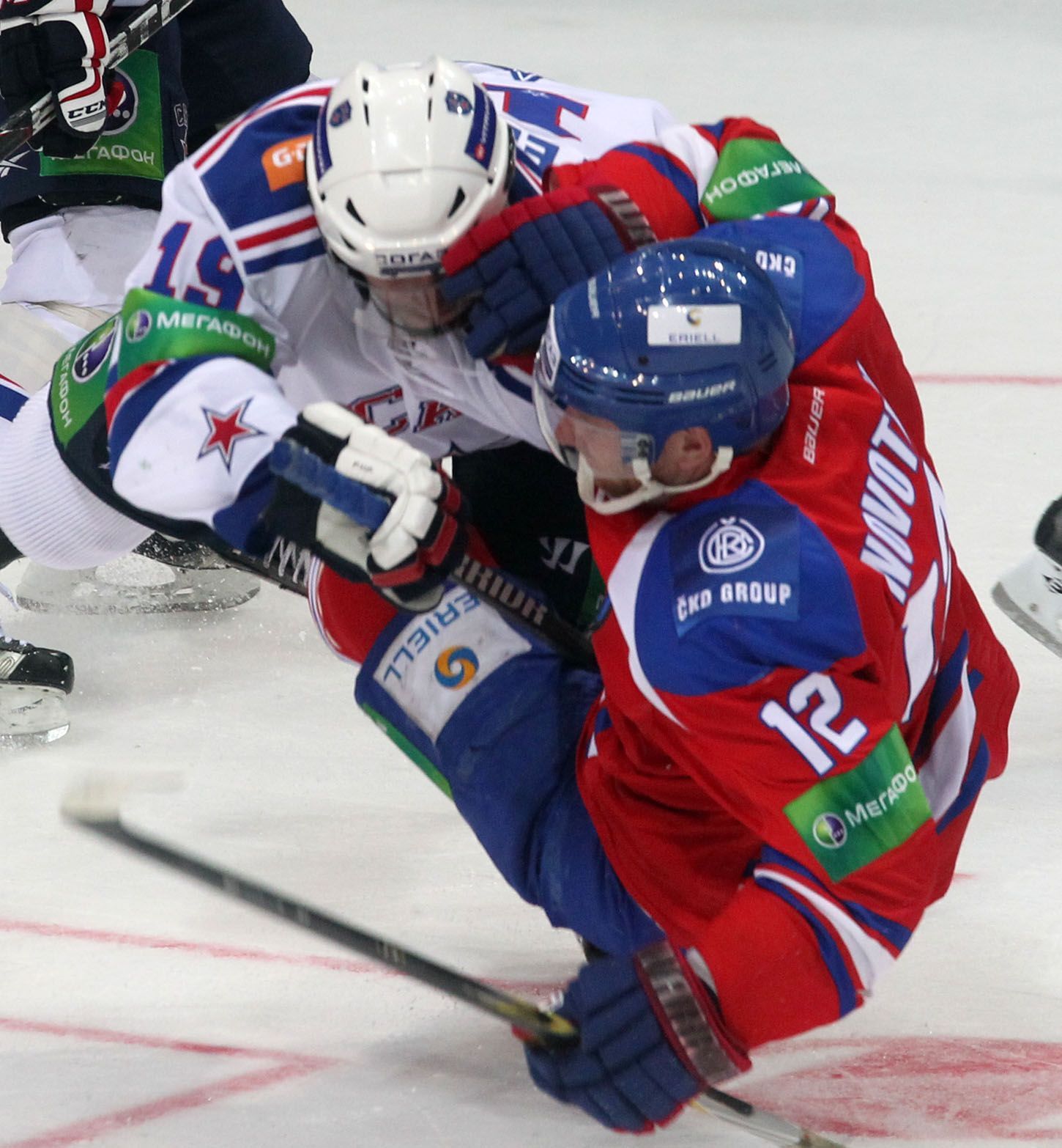 Hokejista Lva Praha Jiří Novotný v souboji s Fjodorem Fjodorovem v utkání KHL proti SKA Petrohradu.