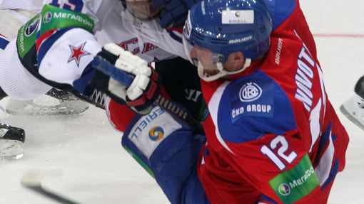Hokejista Lva Praha Jiří Novotný v souboji s Fjodorem Fjodorovem v utkání KHL proti SKA Petrohradu.
