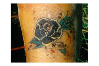 Tetování, podle které rodina zavražděnou ženu identifikovala.