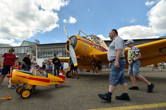 Zlín Z-37 Čmelák, v 70. a 80. letech létaly nad poli i lesy v Československu stovky exemplářů tohoto speciálně zkonstruovaného letadla.