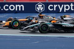 Sprint plný bouraček ovládl v Miami McLaren. Norrisovi pomohl safety car